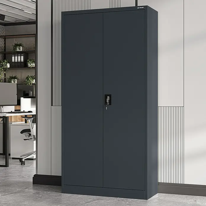 Jan Nowak Aktenschrank Jan - B x T x H: 90 x 40 x 185 cm, Anthrazit - Dunkelgrauer zweitüriger Metallaktenschrank mit Schloss und Schlüssel in einem modernen Büro.