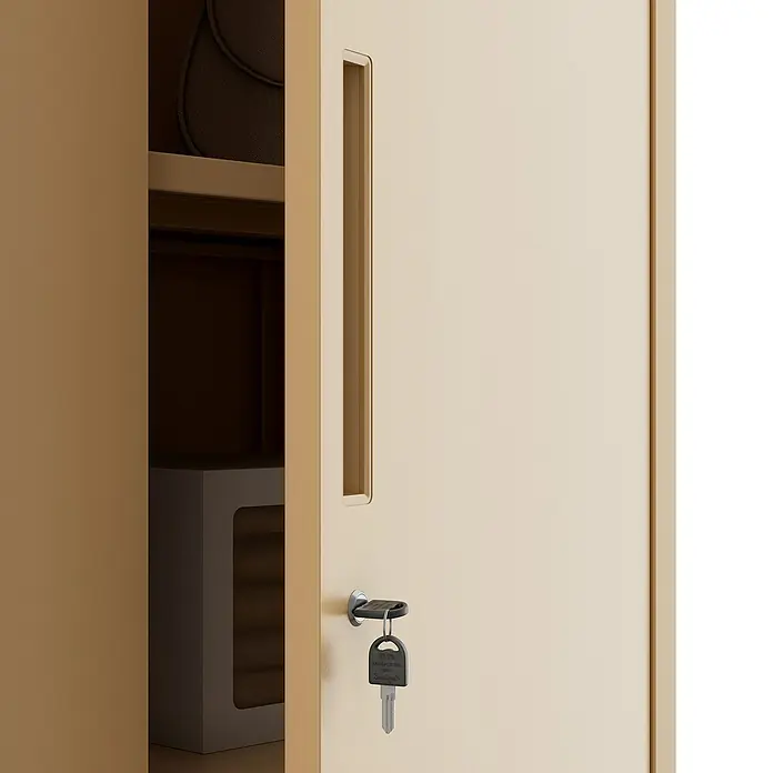 Jan Nowak Aktenschrank Jan - B x T x H: 90 x 40 x 185 cm, Beige - Teilweise geöffneter beiger Spind mit Schlüssel im Schloss, zeigt Innenfächer mit Gegenständen.