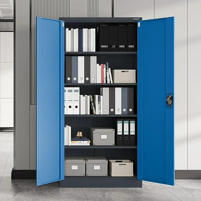 Jan Nowak Aktenschrank Jan - B x T x H: 90 x 40 x 185 cm, Anthrazit/Blau - Dunkelgrauer Metall-Büroschrank mit offenen blauen Türen, der organisierte Fächer mit Ordnern und Boxen zeigt.