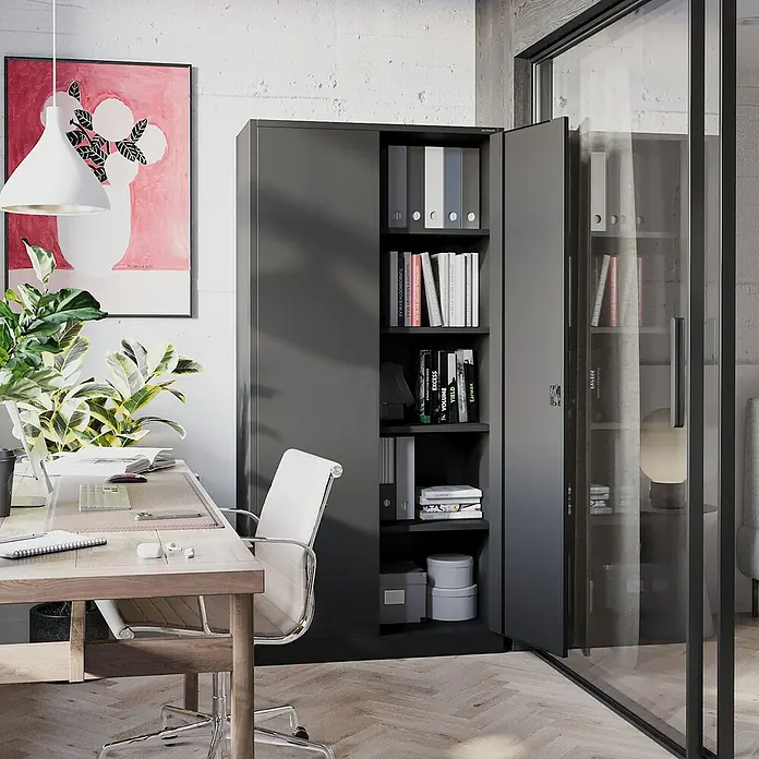 Jan Nowak Aktenschrank Jan - B x T x H: 90 x 40 x 185 cm, Anthrazit - Dunkelgrauer Büroschrank mit offenen Türen, zeigt Akten und Bücher im Büroumfeld.