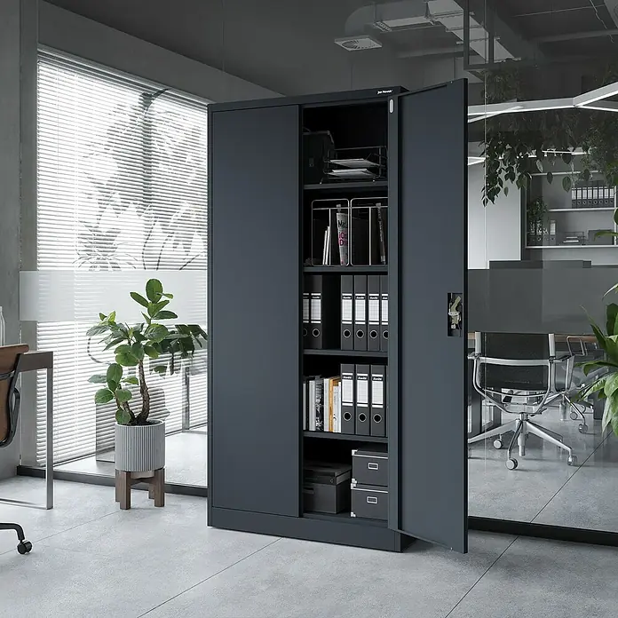 Jan Nowak Aktenschrank Jan - B x T x H: 90 x 40 x 185 cm, Anthrazit - Dunkelgrauer Metall-Aktenschrank mit Schiebetüren im Büro, geöffnet und gefüllt mit Akten und Boxen.