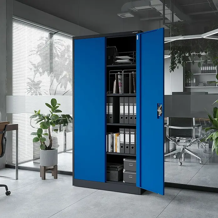 Jan Nowak Aktenschrank Jan - B x T x H: 90 x 40 x 185 cm, Anthrazit/Blau - Blauer Metallschrank mit zwei Türen, eine offenbart Akten und Büromaterialien, im modernen Büro.