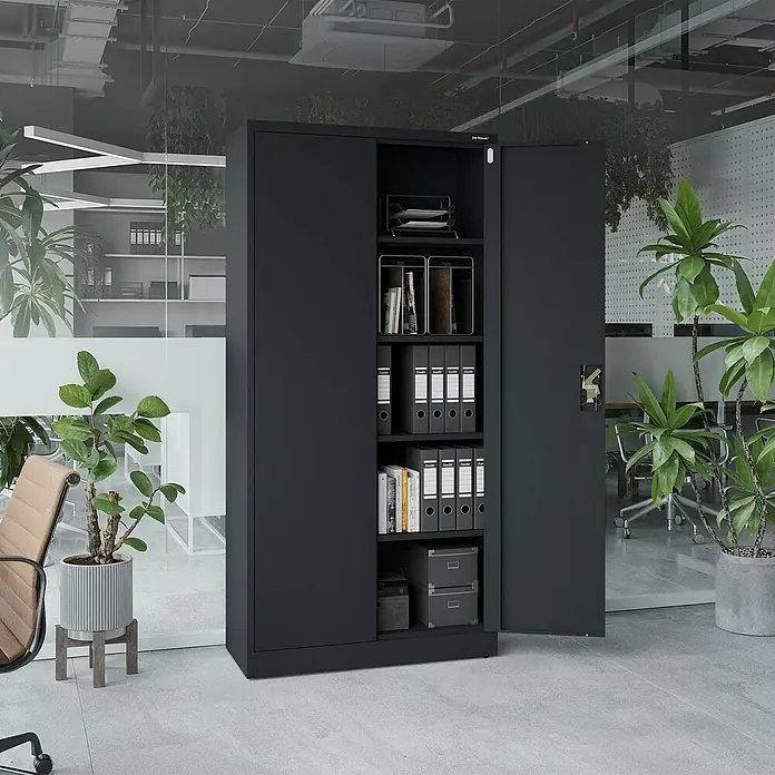 Jan Nowak Aktenschrank Jan - B x T x H: 90 x 40 x 185 cm, Anthrazit - Dunkelgrauer Metall-Büroschrank mit geöffneter Tür, zeigt Regale mit Akten und Büchern, in einem Büro.