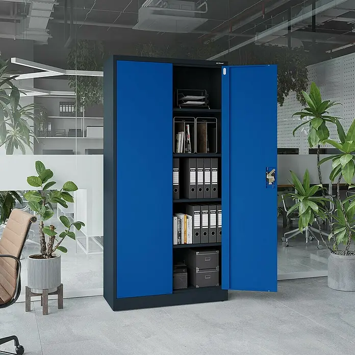 Jan Nowak Aktenschrank Jan - B x T x H: 90 x 40 x 185 cm, Anthrazit/Blau - Blauer und dunkelgrauer Metall-Büroschrank, teilweise geöffnet, zeigt organisierte Akten und Büromaterial in moderner Büroumgebung.
