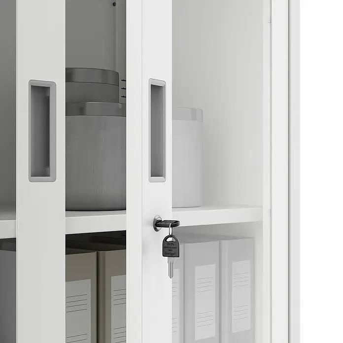 Jan Nowak Aktenschrank Filip - B x T x H: 90 x 40 x 185 cm, Weiß - Weißer Metallschrank mit Schiebetüren und Schlüssel im Schloss, der Regale mit Gegenständen zeigt.