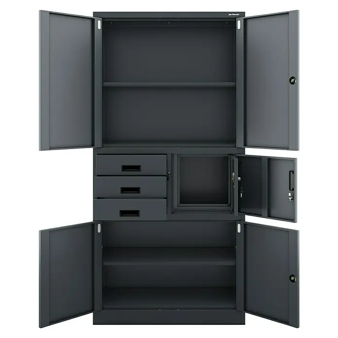 Jan Nowak Aktenschrank Filip II - B x T x H: 90 x 40 x 185 cm, Anthrazit - Dunkelgrauer Metallschrank mit geöffneten Türen, oberen Regalböden, drei Schubladen, einem kleinen Safe und unteren Regalböden.