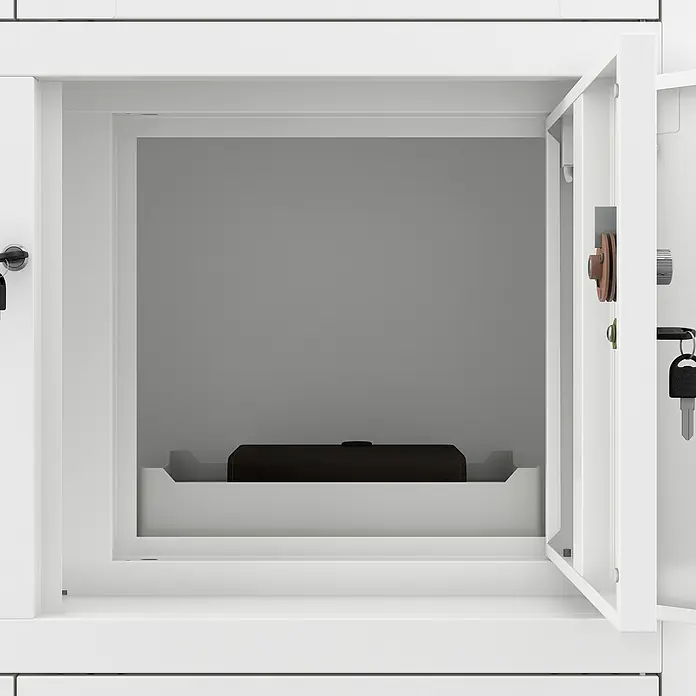 Jan Nowak Aktenschrank Filip - B x T x H: 90 x 40 x 185 cm, Weiß - Offener weißer Metallspind mit einem dunkelbraunen Gegenstand darin und Schlüsseln an den Schlössern.