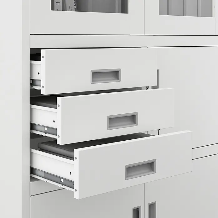 Jan Nowak Aktenschrank Filip - B x T x H: 90 x 40 x 185 cm, Weiß - Drei weiße Schubladen mit grauen Griffen, teilweise geöffnet, zeigen ihre Schienen und dunklen Inhalte in einem weißen Schrank.