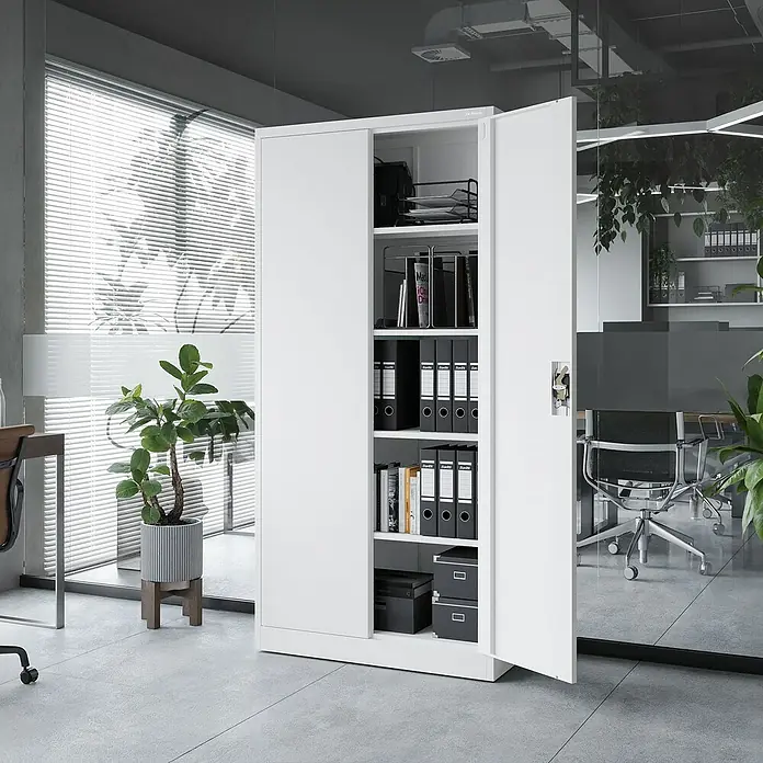 Jan Nowak Aktenschrank Jan - B x T x H: 90 x 40 x 185 cm, Weiß - Weißer Metall-Aktenschrank mit offener Tür, der Aktenordner und Aufbewahrungsboxen in einem Büro zeigt.