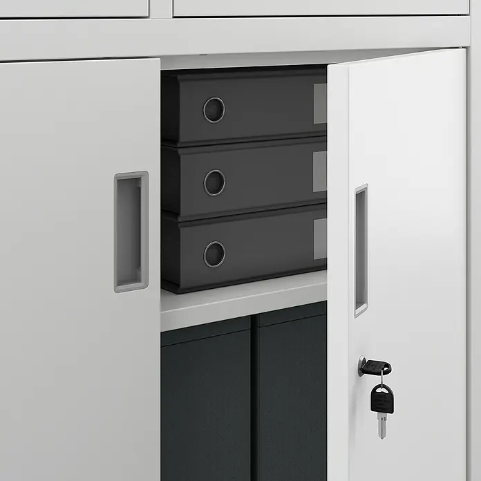 Jan Nowak Aktenschrank Filip - B x T x H: 90 x 40 x 185 cm, Weiß - Hellgrauer Metall-Büroschrank mit geöffneten Türen, schwarzen Ordnern und Schlüssel im Schloss.
