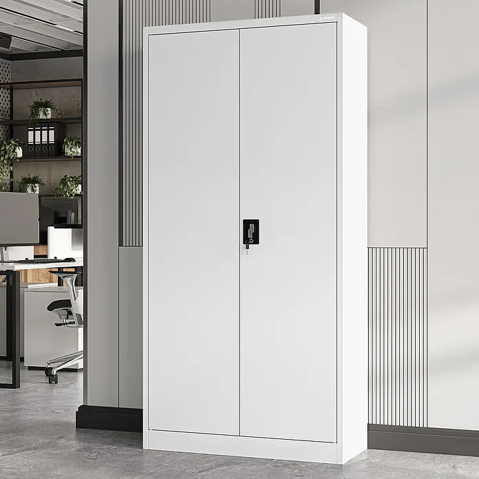 Jan Nowak Aktenschrank Jan - B x T x H: 90 x 40 x 185 cm, Weiß - Weißer Metallschrank mit zwei Türen und Schloss, in einer Büroumgebung.