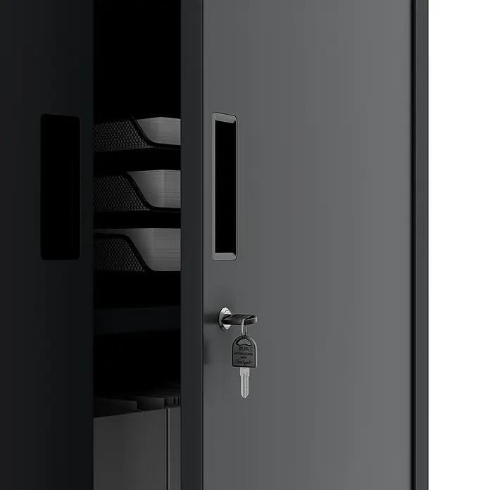 Jan Nowak Aktenschrank Filip II - B x T x H: 90 x 40 x 185 cm, Anthrazit - Dunkelgrauer Metallschrank, teilweise geöffnet, mit Schlüssel im Schloss. Innen Lagerschalen; Schlüssel mit Sanitized®-Etikett.