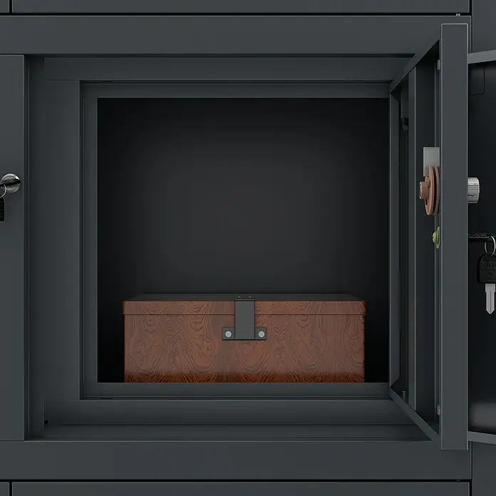Jan Nowak Aktenschrank Filip II - B x T x H: 90 x 40 x 185 cm, Anthrazit - Geöffneter dunkelgrauer Metallschrank mit einer braunen Holzbox darin und Schlüsseln am Schloss der geöffneten Tür.