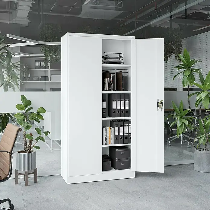 Jan Nowak Aktenschrank Jan - B x T x H: 90 x 40 x 185 cm, Weiß - Weißer Metall-Büroschrank mit offenen Türen, zeigt Regale mit Ordnern und Büromaterialien in einem modernen Büro.