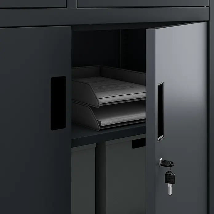 Jan Nowak Aktenschrank Filip II - B x T x H: 90 x 40 x 185 cm, Anthrazit - Dunkelgrauer Metall-Büroschrank mit leicht geöffneter Tür, zeigt eine zweistufige Briefablage. Schlüssel im Schloss.