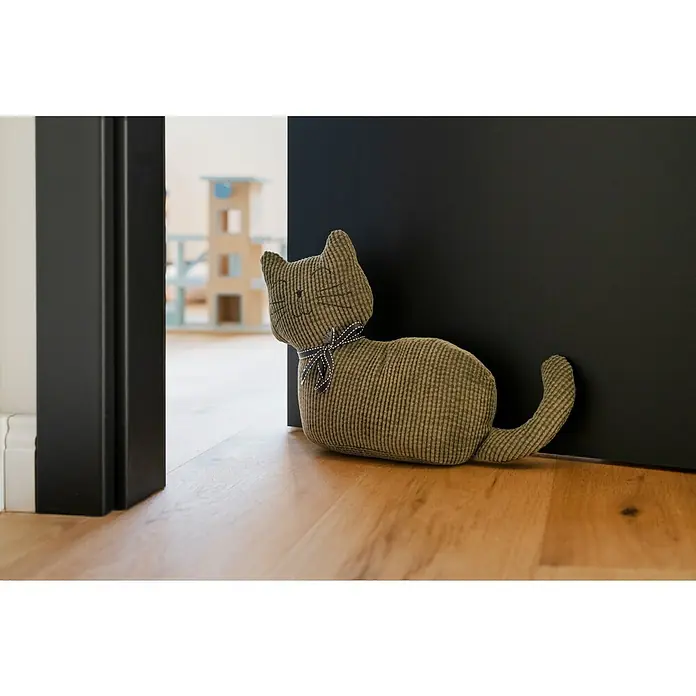 Türstopper - Katze, 33 x 10 x 25 cm - Olivgrüner Kord-Katzen-Türstopper hält eine dunkle Tür auf einem Holzboden offen.