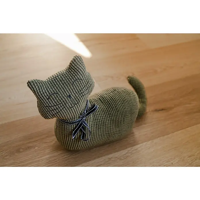 Türstopper - Katze, 33 x 10 x 25 cm - Grüner Kord-Katzen-Türstopper mit gesticktem Gesicht und Schleife, auf hellem Holzboden.