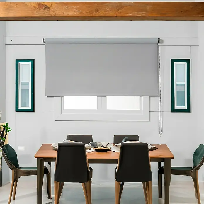 Estor enrollable opaco NDC - An x Al: 90 x 250 cm, Gris - Estores enrollables grises bajados en el comedor, ofreciendo privacidad sutil mientras filtran la luz natural suavemente.