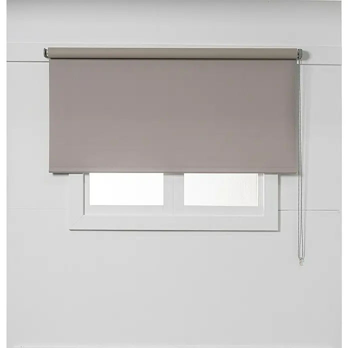Estor enrollable opaco NDC - An x Al: 90 x 250 cm, Taupé - Estores enrollables grises cubren una ventana en una habitación blanca, proporcionando privacidad y control de luz con un mecanismo de tiro de cadena.