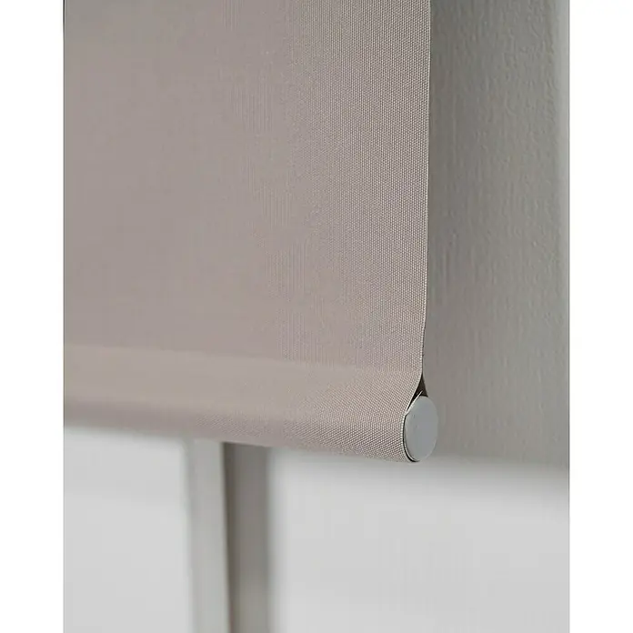 Estor enrollable opaco NDC - An x Al: 90 x 250 cm, Taupé - Primer plano de un estor enrollable beige con una textura fina contra una pared, mostrando un elegante tratamiento de ventana.