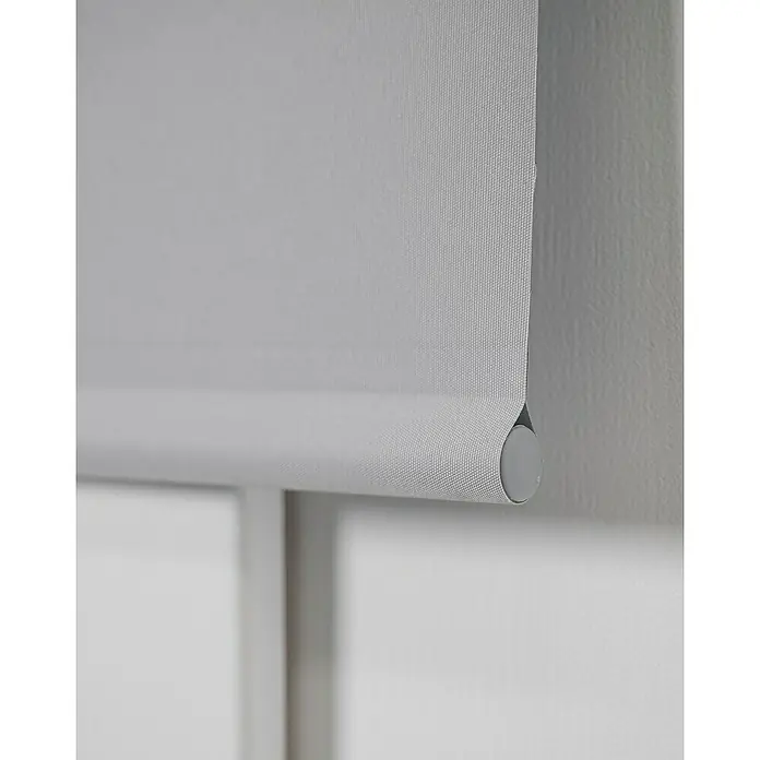 Estor enrollable opaco NDC - An x Al: 90 x 250 cm, Gris - Primer plano de un estor enrollable gris, parcialmente bajado, que permite filtrar una luz suave.