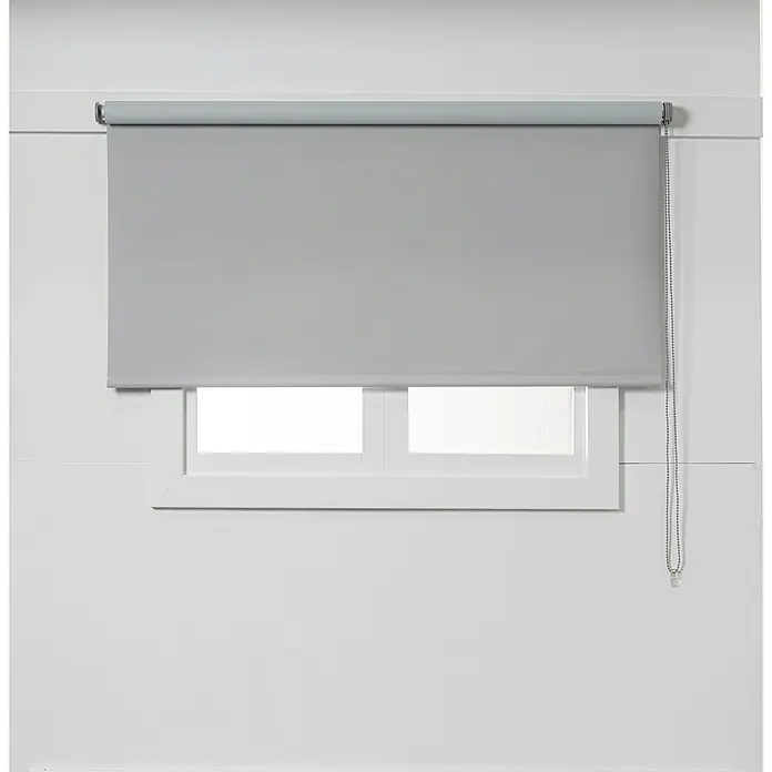 Estor enrollable opaco NDC - An x Al: 90 x 250 cm, Gris - Persiana enrollable gris delante de una ventana, que ofrece privacidad y control de la luz, apta para cualquier estilo de decoración, con un mecanismo de tirador de cadena fácil.
