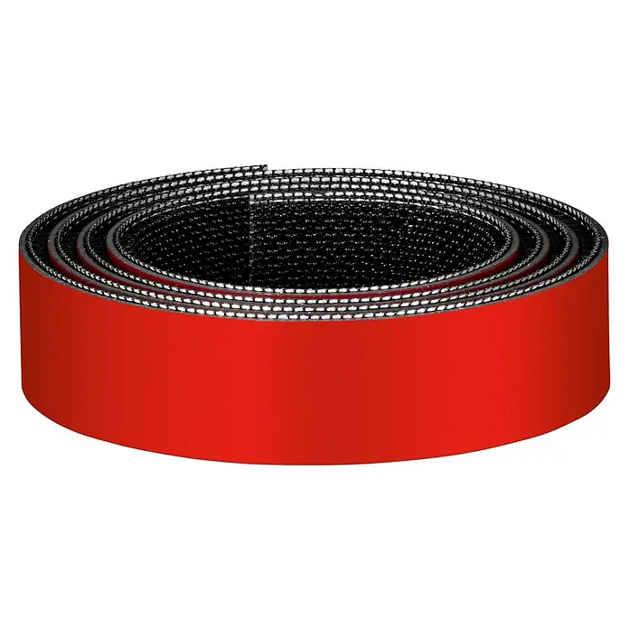 Tesa Ultra Power Klettpad Lock Tape - L x B: 1 m x 25 mm, Schwarz - Bild eines aufgerollten, roten Förderbandes, das seine innere Struktur mit schwarzem Netz und silberfarbenen Verstärkungen zeigt.
