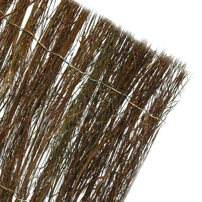 Brezo Bruc Plus 2 - 5 x 1,5 m, Marrón - Primer plano de una valla de sauce sujeta con alambre, que ofrece una pantalla de privacidad natural.