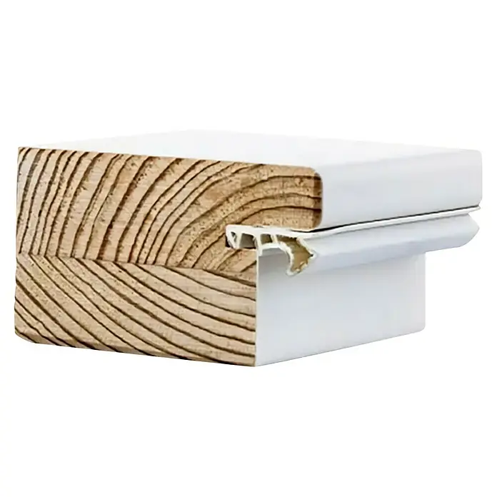 GetaDoor Blockzarge GL 222 - 860 x 1.985 mm, DIN Anschlag: Links, Arctic Weiß - Querschnitt eines Holzprofils mit weißer Kunststoffummantelung und integrierter Dichtung.