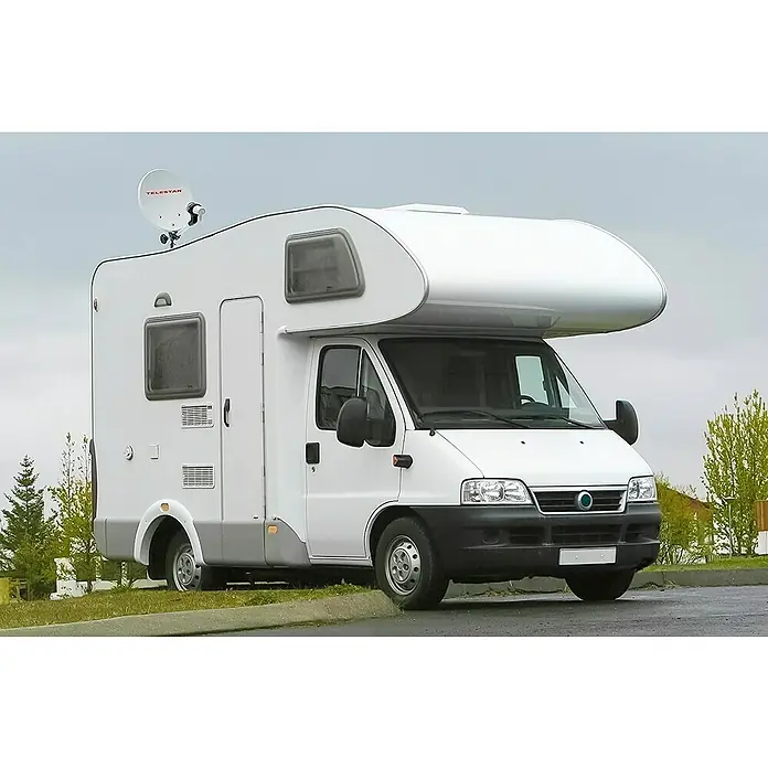 Satellitenschüssel CampSat Go - Maße Spiegel: 35 cm - Weißes Wohnmobil mit Telestar Satellitenschüssel auf dem Dach, geparkt.