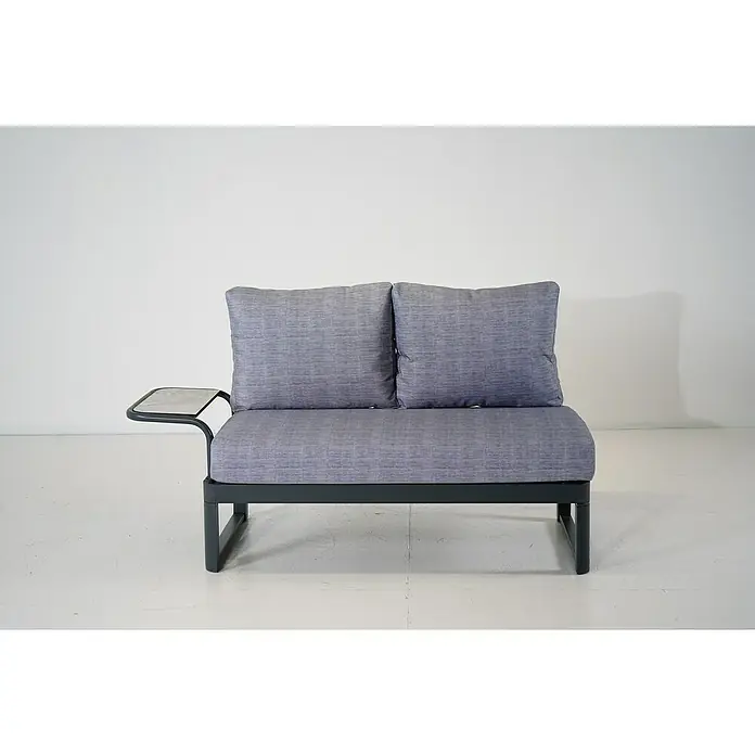 Bonlay Loungesofa Elara - B x T x H: 148 x 65 x 83 cm, Aluminium, Polyester, HPL, Anthrazit - Graues Sofa mit zwei Kissen und einem Beistelltisch. Das Gestell ist aus dunklem Metall und verleiht dem Sofa einen modernen Look.