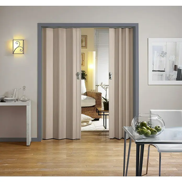 Grosfillex Falttür Spacy - Lärche grau, 84 x 205 cm - Ein einladender Raum mit einer eleganten, hellen Schiebetür, die den Blick in ein gemütliches Wohnzimmer freigibt.