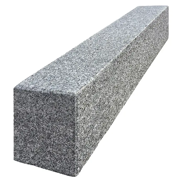 Palisade G 654 - 50 x 10 x 12 cm, Anthrazit - Nahaufnahme eines rechteckigen Granitblocks mit gesprenkelter Textur, ideal für Bau- oder Dekorationsprojekte.