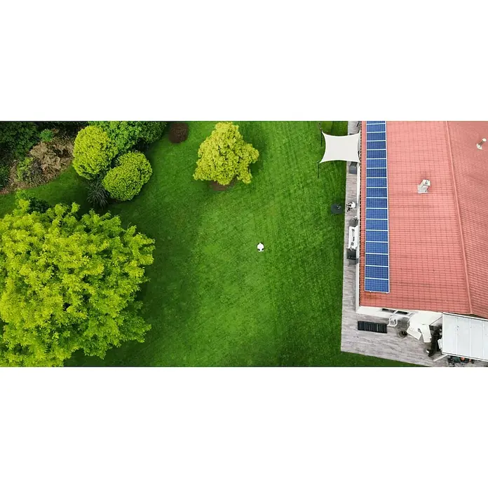 Mammotion Mähroboter Luba 2 AWD 3000X - 3.000 m², Schnittbreite: 400 mm, Satellitengestützte Navigation, GPS - Weißer Mähroboter auf einer großen grünen Rasenfläche, von oben gesehen.