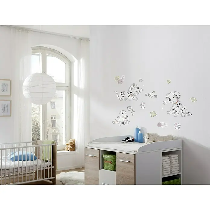 Komar Dekosticker Best Of Friends - 20 -tlg., 70 x 50 cm - Ein Kinderzimmer mit einem Babybett und einer Wickelkommode, verziert mit Dalmatiner-Wandaufklebern für eine spielerische Atmosphäre.