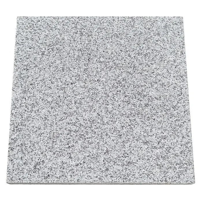 Terrassenplatte G 603 - 40 x 40 x 3 cm, Grau, Granit - Nahaufnahme einer polierten Granitplatte mit einer gesprenkelten Textur in Grau- und Schwarztönen.