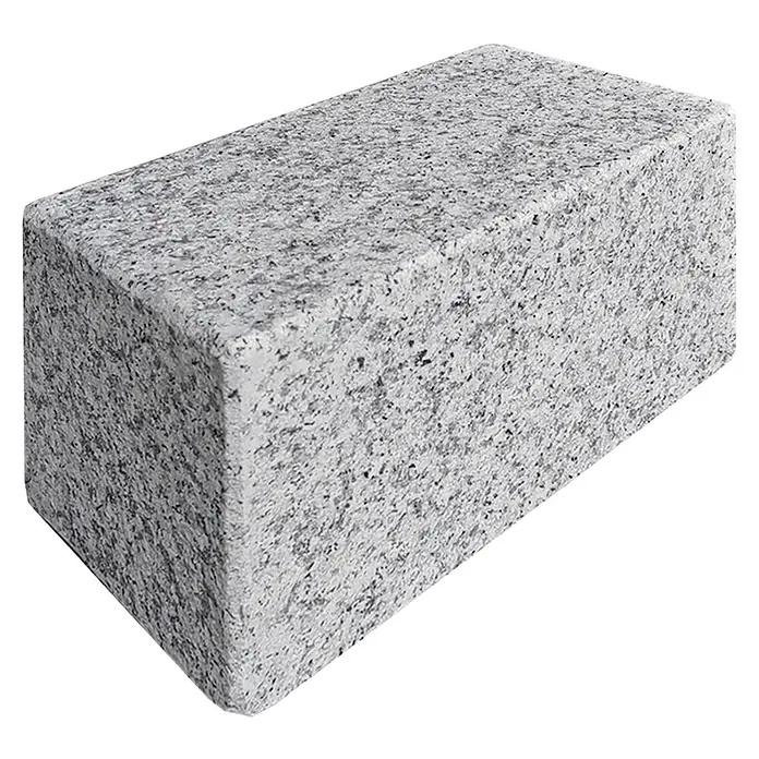 Palisade G 603 - 25 x 12 x 12 cm, Grau - Nahaufnahme eines Pflastersteins aus Granit. Der Stein hat eine raue, gesprenkelte Oberfläche in Grau- und Schwarztönen und ist quaderförmig.