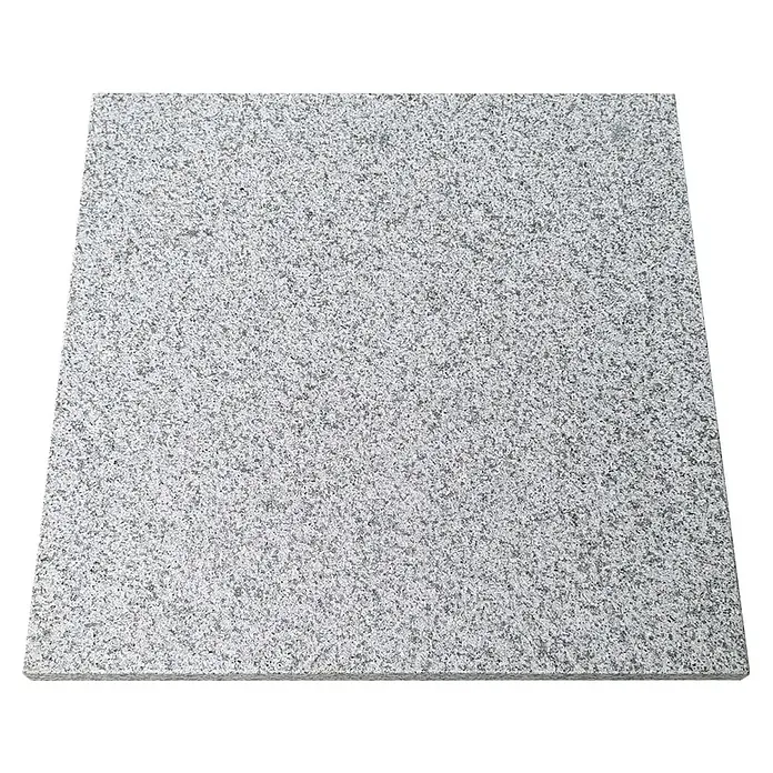 Terrassenplatte G 603 - 60 x 60 x 3 cm, Grau, Granit - Nahaufnahme einer quadratischen, hellgrauen Granitfliese mit feiner, gesprenkelter Textur, ideal für moderne Innen- und Außenbereiche.