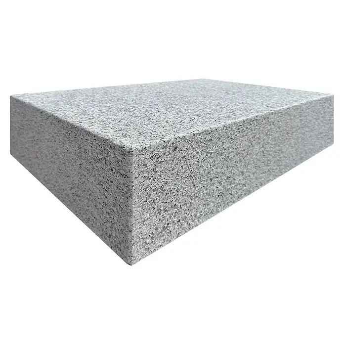 Granitstufe G 603 - Grau, 50 x 33 x 15 cm - Nahaufnahme eines Blockes aus grauem Granit. Seine raue Textur und robuste Beschaffenheit sind deutlich sichtbar.
