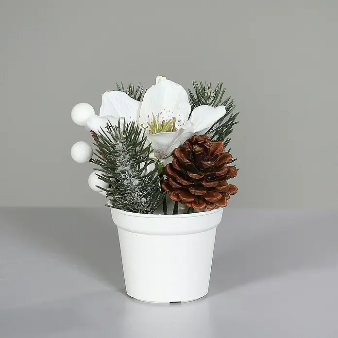 Kunstblume Weihnachtsarrangement - Höhe: 13 cm, Blütenfarbe: Weiß - Kleine weiße Topf-Kunstpflanze mit weißer Blüte, bereiften Tannennadeln, weißen Beeren und einem braunen Tannenzapfen.