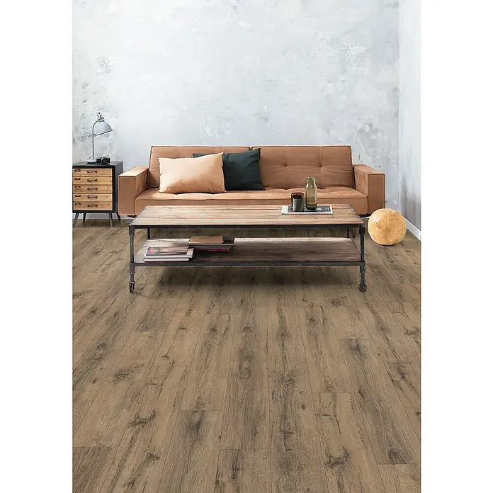 Egger Laminat NatureSense - Parkett Eiche dunkel, Landhausdiele, 1.292 x 193 x 8 mm - Das Bild zeigt einen Bodenbelag aus Holz in einem Wohnzimmer, der eine warme und einladende Atmosphäre schafft. Das natürliche Design passt perfekt zum Interieur.