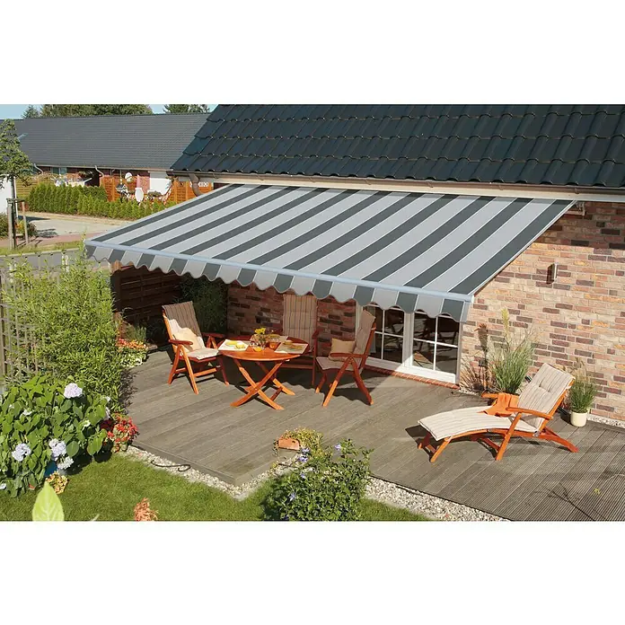 Spettmann Gelenkarmmarkise Star Fix 1465 - Anthrazit/Grau, Farbe Gestell: Weißaluminium, Breite: 3 m, Ausfall: 2,5 m - Gestreifte graue Markise spendet Schatten über einer Terrasse mit Gartenmöbeln.
