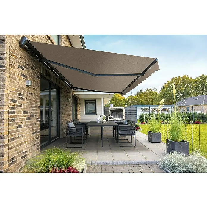 Spettmann Teilhülsenmarkise Sun LED 5822 - Beige, Farbe Gestell: Eisenglimmer matt, Breite: 3 m, Ausfall: 2 m - Braune, ausfahrbare Stoffmarkise spendet Schatten über einer Terrasse mit Essbereich.