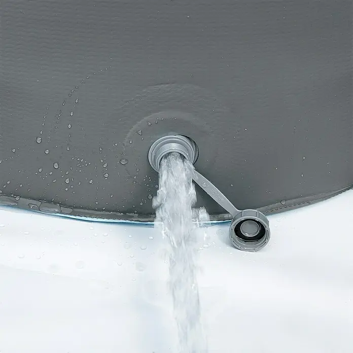Funsicle Eistonne - Ø x H: 76 x 76 cm, Grau, 303 l - Detailansicht eines Pools, aus dem Wasser abgelassen wird, mit Fokus auf den Auslass und den Wasserfluss.