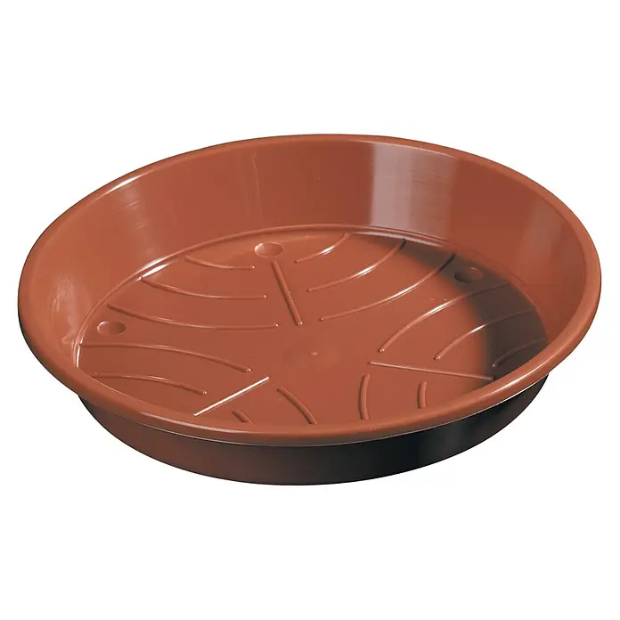 Geli Blumentopf-Untersetzer - Außenmaß (Ø x H): 12 x 2 cm, Kunststoff, Terracotta - Nahaufnahme eines braunen, runden Untersetzers aus Kunststoff mit Rillenmuster für Pflanztöpfe, der überschüssiges Wasser auffängt.