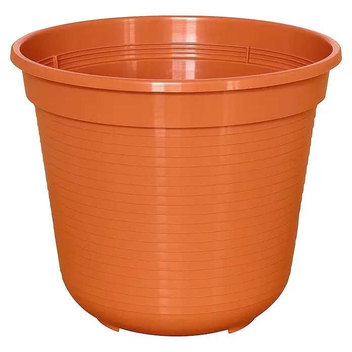 Geli Pflanztopf - Außenmaß (Ø x H): 20 x 17 cm, Kunststoff, Terracotta - Nahaufnahme eines terrakottafarbenen Pflanztopfs aus Kunststoff mit horizontalen Rillen, der auf einem schwarzen Hintergrund steht.