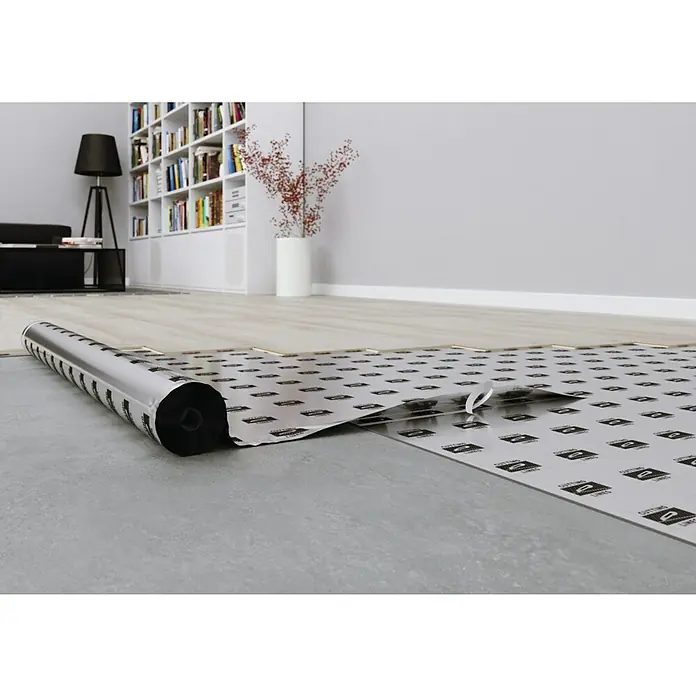 Dämmunterlage PUM LVT Aquastop - 9 m², Stärke: 1,3 mm - Ein Bodenbelag wird mit einer Unterlage ausgerollt, die mit dem Schriftzug "Cutting Lines" versehen ist, um eine glatte Oberfläche zu schaffen.