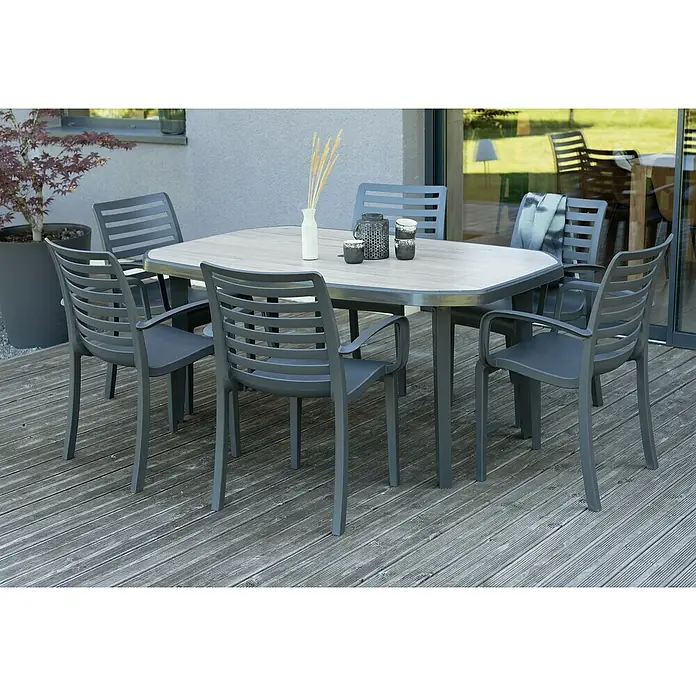 Grosfillex Gartenstuhl Slat - Polypropylen, Klappbar, Anthrazit, B x T x H: 42 x 50 x 93 cm - Gartengarnitur mit grauen Lattenstühlen und einem rechteckigen Tisch mit grauer Holzoptikplatte auf einer Holzterrasse.