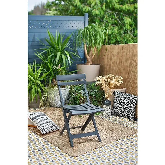 Grosfillex Klappstuhl Set Miami - 2 Stk., Polypropylen, Klappbar, Anthrazit, B x T x H: 42 x 50 x 93 cm - Dunkelgrauer klappbarer Outdoor-Stuhl mit Lattenrost, auf einem Teppich in Gartenumgebung.