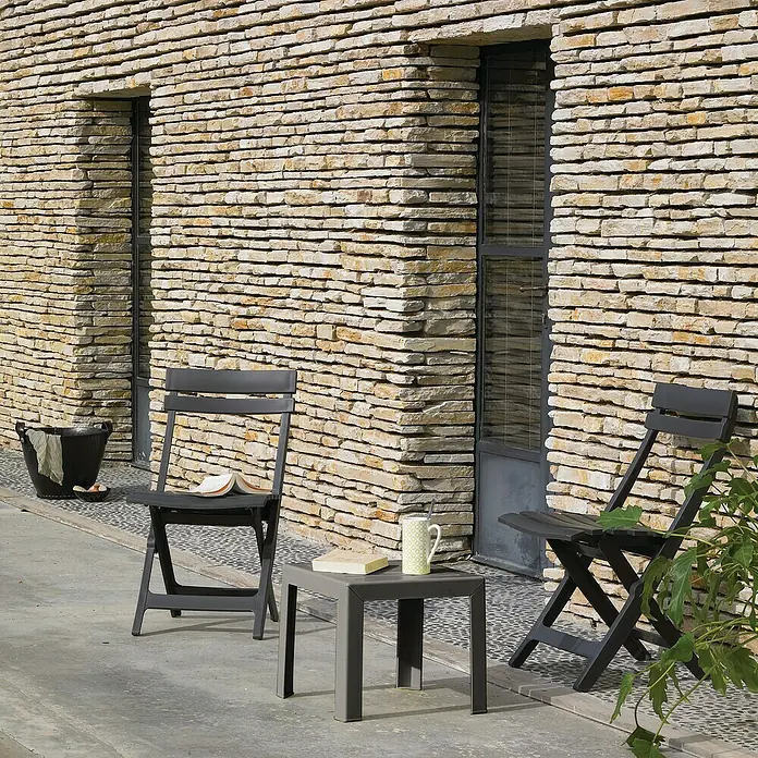 Grosfillex Klappstuhl Set Miami - 2 Stk., Polypropylen, Klappbar, Anthrazit, B x T x H: 42 x 50 x 93 cm - Dunkelgraue Kunststoff-Klappstühle und quadratischer Beistelltisch für die Terrasse.